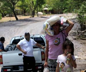 Durante el recorrido, bajo el ardiente calor del sur de Honduras, EL HERALDO encontró personas que caminan kilómetros en busca de pulperías para comprar algo de comer, madres pensando qué darles a sus hijos y adultos mayores que lloran porque no hay cosecha ni tampoco qué comer. Ellos también recibieron raciones de alimentos.