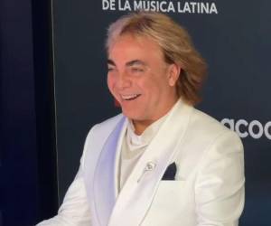 Antes de entrar al recinto, Castro posó junto a su actual pareja, Vanessa Ríos, en la que fue su primera aparición juntos sobre una alfombra.