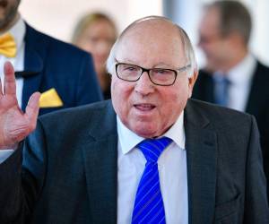 En esta foto de archivo tomada el 1 de abril de 2019, el exfutbolista alemán Uwe Seeler llega a la gala inaugural del Salón de la Fama del Fútbol Alemán en el Museo del Fútbol Alemán en Dortmund, en el oeste de Alemania. El exfutbolista alemán Uwe Seeler murió a los 85 años, según informes de los medios alemanes el 21 de julio de 2022.