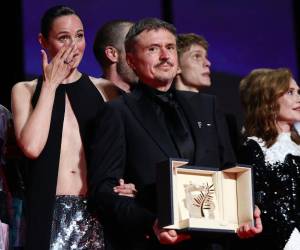 El rumano Cristian Mungiu director de Fjord, recoge la Palma de Oro del 79 Festival de Cannes. Fjord narra el periplo judicial de una pareja rumano-noruega interpretada por Renate Reinsve y Sebastian Stan, muy religiosa y con cinco hijos, que se instala en Noruega, en un pueblo al final de un fiordo.