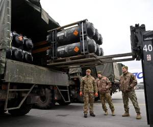 El paquete comprende también hasta 500 Phoenix Ghost, drones pequeños y portátiles que detonan sobre sus objetivos, así como 36,000 cartuchos de munición de artillería.