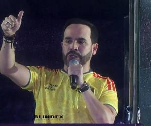 De la Espriella adelanta a su opositor y ya se proclamó presidente de los colombianos.