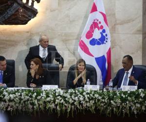 ¿Qué significa la bandera blanca junto a la de Honduras en la parte frontal del Congreso Nacional de Honduras? Llamó mucho la atención esta bandera que fue colocada con la llegada de Tomás Zambrano a la titularidad del Poder Legislativo.