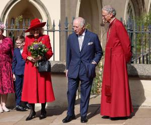 Los reyes Carlos III y Camila encabezaron la comitiva, seguidos de los príncipes de Gales, William -heredero al trono- y Kate, junto a sus tres hijos.