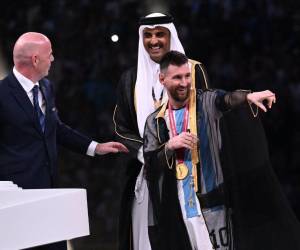Lionel Messi, al momento de portar la capa del emir, lució sonriente al lado del presidente de la FIFA, Gianni Infantino, y el emir de Qatar, Tamim bin Hamad Al Thani.