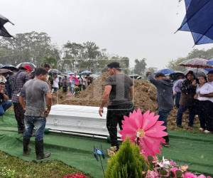 Bajo un cielo gris y lluvioso que parecía unirse al sentimiento de tristeza de la comunidad, los restos de Valeria Alvarado Borjas, la estudiante de Medicina que fue secuestrada y asesinada recientemente, fueron sepultados este lunes 23 de febrero en un cementerio del municipio de El Progreso, Yoro.