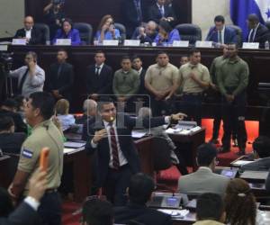 Con silbatos y cada uno en su curul, así protestaron los diputados de Libertad y Refundación (Libre) a la lectura de las denuncias de juicio político presentadas este jueves 9 de abril en el Congreso Nacional.