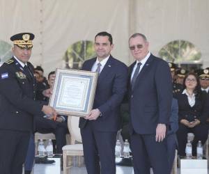Tomás Zambrano recibió una distinción durante la ceremonia del Día del Policía Hondureño.