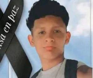 El cuerpo del joven quedó tendido sobre la calle, junto a la motocicleta en la que se conducía al momento del ataque.