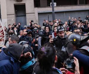 Manifestantes frente al Congreso argentino exigen justicia para Cristina Fernández.