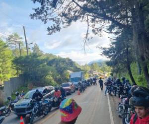 Conductores denuncian demoras de hasta dos horas para cruzar el kilómetro 12 en Zarabanda, donde un socavón mantiene cerrado un carril desde hace más de 15 días.