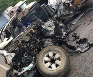 El fuerte encontronazo segó la vida de los dos hondureños que viajaban en el pick up que quedó reducido a chatarra.