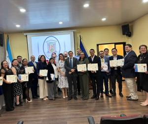Los graduados del Diplomado en Gobernabilidad e Innovación Pública, junto a Viviana Casco Molinas, representante del CAF en Honduras y Jinmy Bertrand, director del IINTEC.