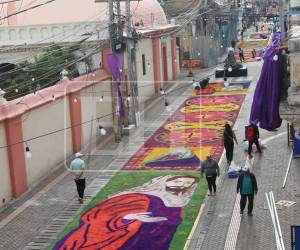 La capital también realiza las coloridas alfombras de aserrín para representar la vida y muerte de Jesús. En las alfombras, que se realizan en la Avenida Cervantes, en el centro de la capital, se trata de representar la fe y devoción de los feligreses durante la Semana Santa, pero también se muestra el arte.