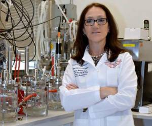 María Elena Bottazzi nació en Italia, pero se crio en Honduras. Egresó de la carrera de Microbilogía en la UNAH. Vive en Estados Unidos.