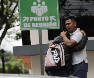 Los hijos de doña María Nery Méndez lloraron desconsolodamente afuera de la morgue del Ministerio Público (MP), lamentando el deceso de su progenitora.