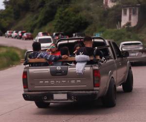 La paila de los pick-up no fue diseñada para transportar pasajeros, pero ante la realidad económica del país la DNVT permitirá como máximo tres personas y sancionará los excesos.