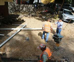 La reparación del socavón que amenazaba viviendas y espacios públicos llega a su fase final, tras la intervención de técnicos municipales especializados.