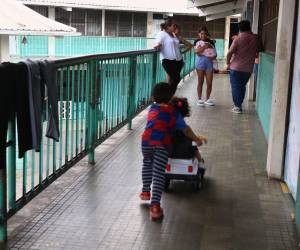 Las familias hondureñas continúan sufriendo las consecuencias de las lluvias que mantuvieron al país en alerta roja durante octubre, y que desencadenaron una racha de incertidumbre y desalojos forzados.