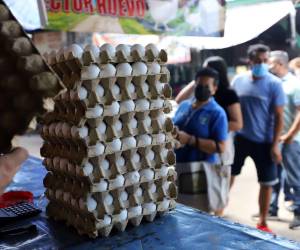Huevos “extragrandes” valen L 110 en la Feria del Agricultor.
