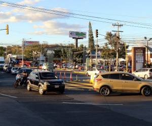 Agentes policiales intensifican su presencia en la salida al sur de Tegucigalpa como parte de nuevas medidas para ordenar el tránsito y reducir el congestionamiento vehicular. ¿En qué consiste Operación Pulso?
