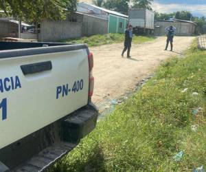 Elementos policiales resguardaron la escena del crimen y realizaron operativos para dar con el paradero de los responsables del asesinato.