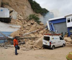 La emergencia también afectó varios vehículos y generó momentos de pánico entre quienes transitaban por la zona al momento del deslizamiento.