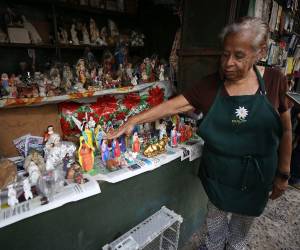 Entre piezas hondureñas, guatemaltecas y salvadoreñas, los comerciantes ya exhiben nacimientos para que las familias armen el pesebre y celebren el nacimiento del Niño Jesús.
