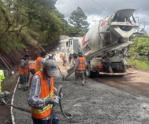El proyecto inició en diciembre de 2024 y actualmente registra avances en pavimentación, drenajes y obras complementarias.
