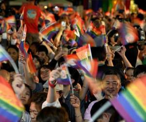 Para los activistas LGBT esto es discriminatorio y a menudo obliga a estas parejas a vivir su relación a distancia, más aún durante la pandemia.