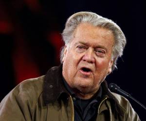 Bannon también habría sugerido a Epstein sobre cómo cambiar la narrativa en torno a sus crímenes pasados.