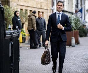 Rob Jetten, liberal progresista de 38 años, se convirtió en el primer ministro más joven de Países Bajos: un político apodado “Robot Jetten” por su estilo rígido en los debates, que calificó a Donald Trump de “criminal condenado” y “misógino”, y que, abiertamente homosexual, llega al poder como símbolo de una Europa liberal e inclusiva.