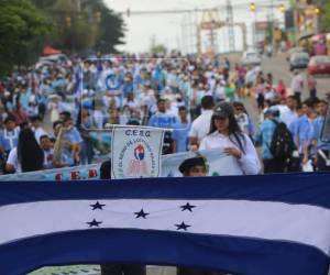 Estudiantes de varias escuelas desfilan este domingo en la capital.