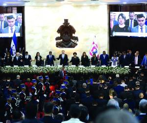 A la hora convocada puntual inició la sesión solemne de instalación de la primera de las cuatro legislaturas. Presidenta de la CSJ, rindió informe al pleno de diputados.