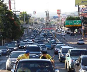 Los carriles del bulevar Centroamérica en dirección hacia el CCG permanecieron atestados de vehículos al igual que un tramo del bulevar Juan Pablo II por la protesta de empleados de Salud.