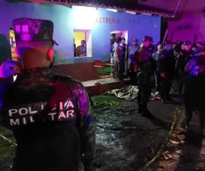 Los cadáveres quedaron tirados en medio de la calle.