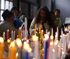 Familias enteras y creyentes de comunidades lejanas acuden a la capilla velera como un espacio íntimo para pedir y agradecer favores recibidos.