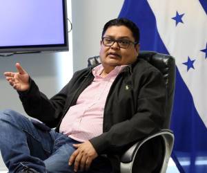 El director del Fondo Hondureño de Inversión Social, René Arturo Martínez informó que la institución está al servicio de las comunidades con proyectos de mejoras en centros escolares, obras de agua potable, saneamiento y caminos en zonas rurales del país.