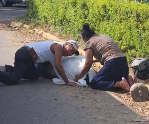 Era mi último hijo, mi consentido, fue el desconsolado grito de un padre que junto a su esposa se lanzaron sobre el cuerpo de su hijo de 20 años, quien murió tras ser embestido por un bus rapidito de la ruta Potrerillos-San Pedro Sula, a la altura de la azucarera, en Búfalo, Villanueva, Cortés. A continuación los detalles del hecho.