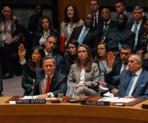 Durante la reunión, a la que asistió el embajador israelí, pero en la que no estuvo presente ninguna representación palestina, el embajador estadounidense ante el organismo, Mike Waltz, instó primero a apoyar la resolución para posteriormente felicitar a los miembros por unirse y aprobar el documento.