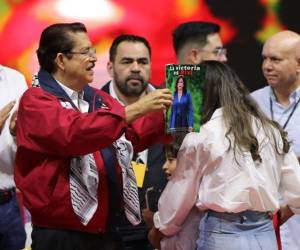 El expresidente Manuel Zelaya presentó la revista dedicada a Rixi Moncada.