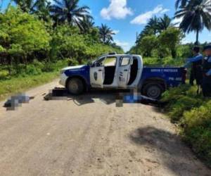 Los agentes quedaron tirados fuera de la patrulla en la que se transportaban.