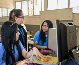 Miles de estudiantes de escuelas públicas podrían beneficiarse con el proyecto de conectividad satelital autorizado mediante un acuerdo ejecutivo.