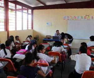 Aunque en el país la relación alumnos-docente es de 26 alumnos por cada maestro, en muchos centros, especialmente los rurales, la relación sobrepasa el promedio nacional.