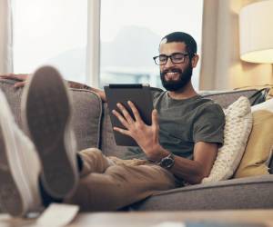 La lectura digital ha reemplazado en gran medida a los textos físicos, pero mantiene vivo el hábito de leer en un entorno cada vez más programado.