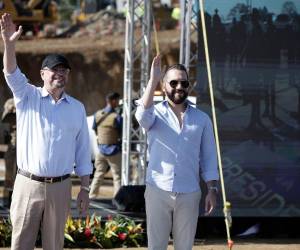 El presidente costarricense, Rodrigo Chaves, y su colega salvadoreño, Nayib Bukele, colocaron este miércoles la primera piedra de una megacárcel inspirada en el modelo implementado por El Salvador, con el objetivo de combatir el crimen organizado con fuerza en momentos en que Costa Rica registra cifras históricas de homicidios.