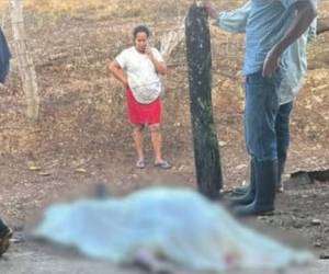 Tras conocerse el hecho, autoridades policiales se desplazaron al lugar para acordonar la escena y comenzar con las primeras investigaciones que permitan esclarecer lo sucedido.