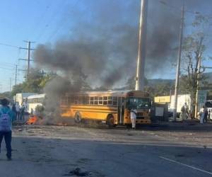 Pese a la habilitación de la carretera, el servicio de transporte público continúa suspendido en la zona.