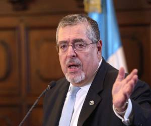 Los agentes murieron atacados a tiros por presuntos pandilleros en represalia después de que las autoridades tomaran el control de tres prisiones que registraron motines el sábado.