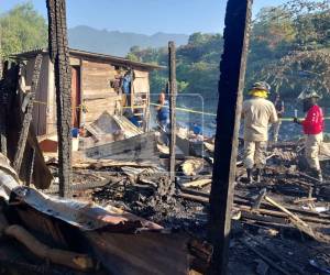 En horas de la madrugada de este miércoles se registró un voraz incendio que cobró la vida de seis integrantes de una familia en el bordo de Esquipulas, ubicado en la aldea El Carmen, en San Pedro Sula, Cortés.